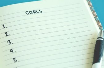 List of goals on a note pad